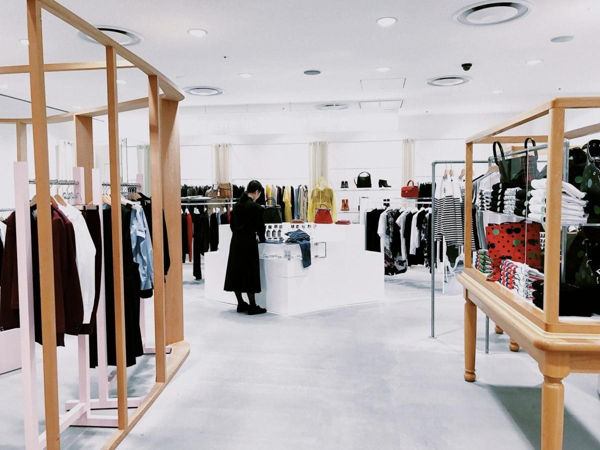 Intérieur lumineux d'une boutique