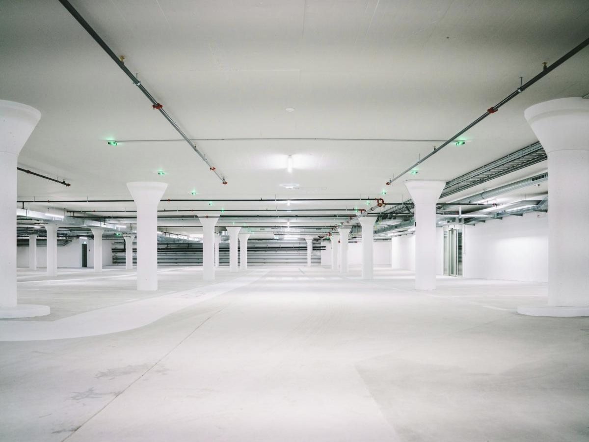 Parking souterrain vide et propre